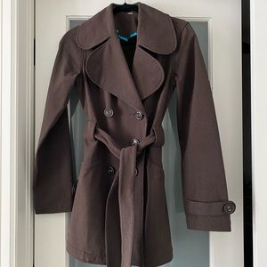 Lululemon rain jacket.  In excellent used condition with a flattering style.